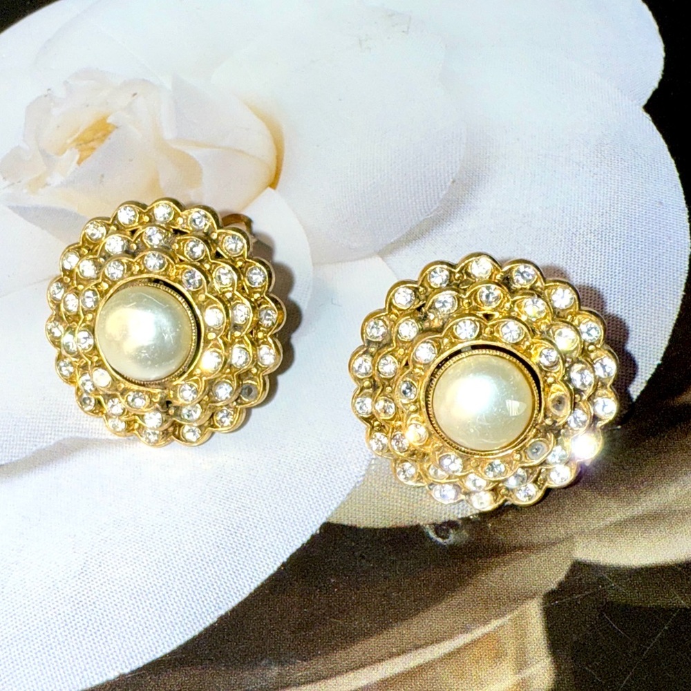 CHANEL Vintage Clip-On Earrings - Picture 5 of 7